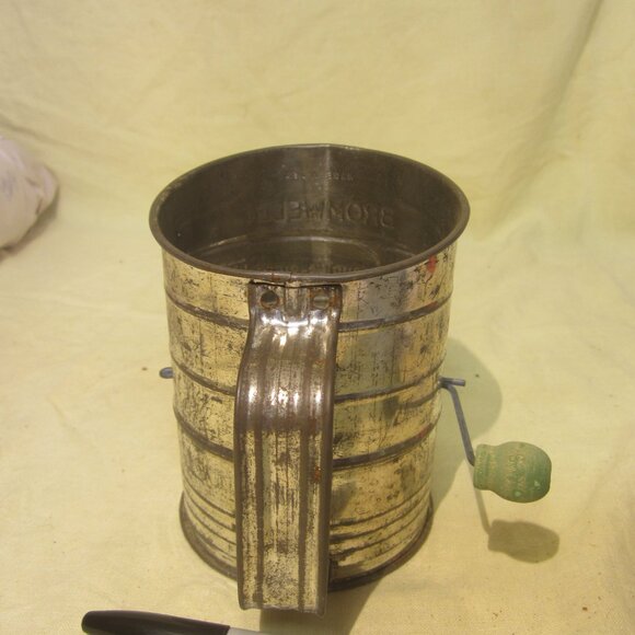 VTG BROMWELL'S METAL SIFTER W/GREEN WOOD BALL HANDLE - Picture 4 of 6